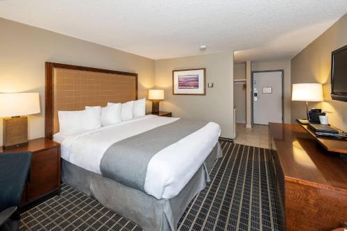 Clarion Pointe Medicine Hat Saamis Tepee