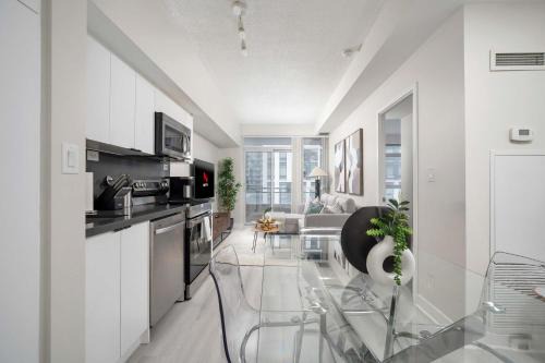 Modern CityPlace 2BR Balcony & Free Parking