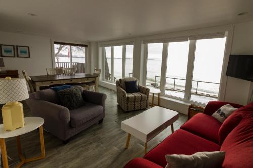 Sakura Cottage - Serenity on PEC Waterfront