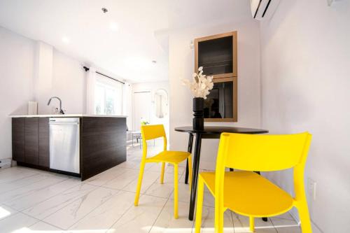 Cozy Bright 2BR Retreat with Parking & Gym Near Downtown & Airport