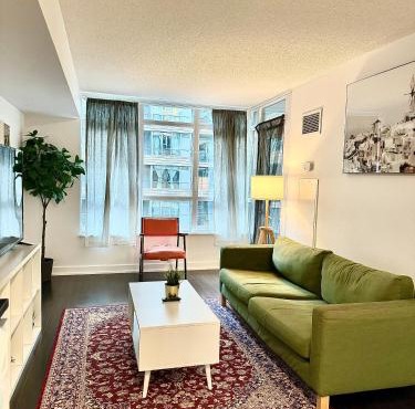 Cozy Condo near CN Tower