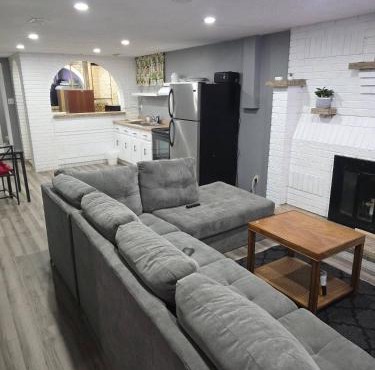 Bright Cozy 2-Bedroom Main Floor Suite