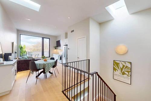 Luxury 3 Bedroom Townhome 10 Minutes to Downtown FREE Parking