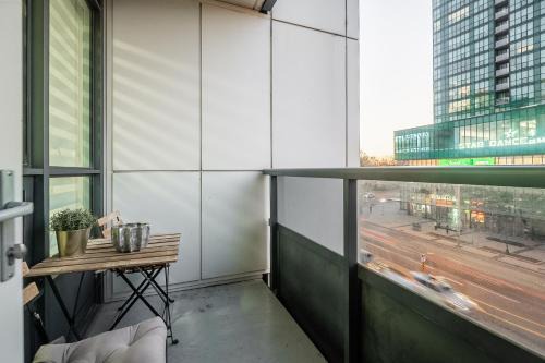 Luxury 2BR 2BA Sheppard Metro Free parking in Downtown Toronto