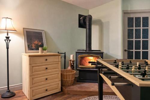 Summer Farmhouse-Hottub, Stargazing, BBQ-Sleeps 8