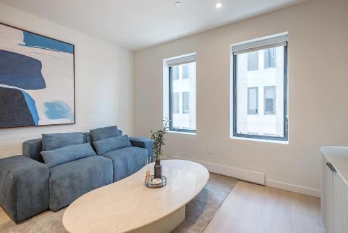 Bright & Modern 2BR - Golden Square Mile