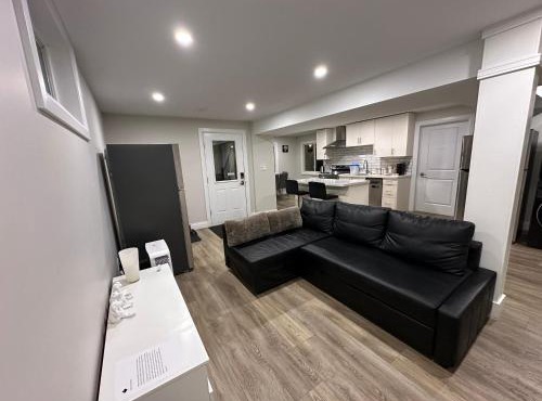 Luxurious 1-Bedroom, 1-Bathroom Suite Near Fairview Mall & Waterloo Airport no Pet allowed