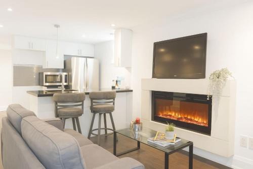 Bright 2 Bed Basement Near Square One Mall Family Friendly Stay