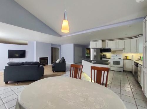 Muskoka Lakefront 4-bdrm Guest House