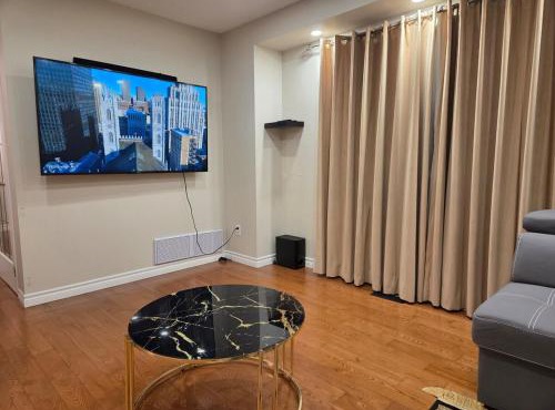 Three Bedrooms House in Mississauga with free parking Conveniently located with easy access to the airport downtown Toronto major malls and highways for a seamless stay
