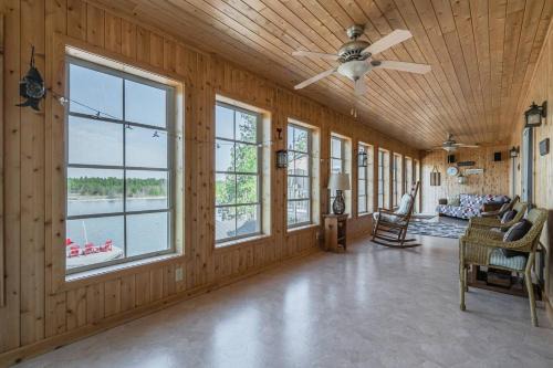 Waterfront w sauna, hot tub and boat slip