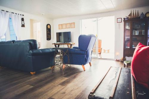 Coastal Charm with River View - La Capitainerie
