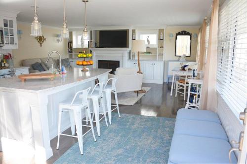 Little Miss Cottages - 68 East Grand Luxury Condo
