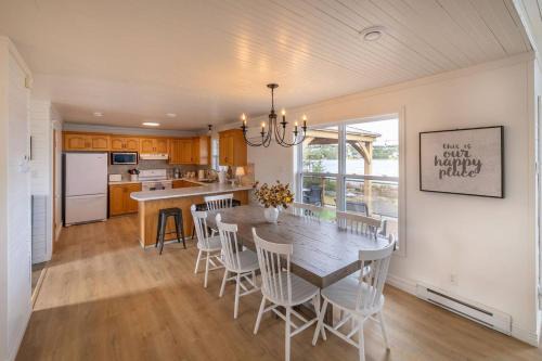 The Bluebird Cottage Lake Front 4Bdrms