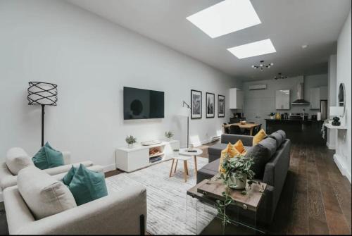 Stylish and bright 2bdr near St-Hubert Plaza