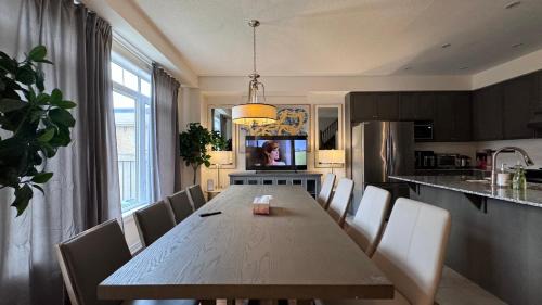 MAJOR INTERNATIONAL SPORTING EVENT 2026 Kleinburg Luxe Town Residence 9 Queen Beds Sleeps 18