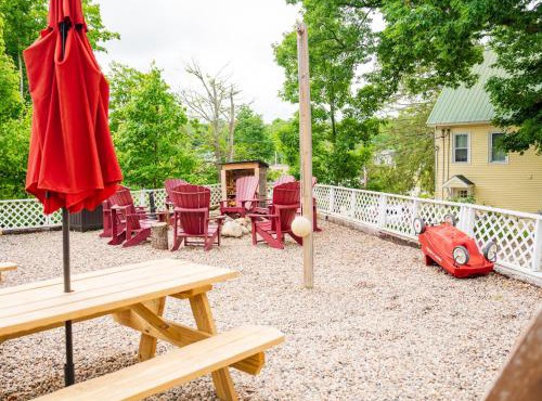 Cottage 11 - Double Queen Beds plus Child Loft w 2 Twins Private Bath & Kitchenette Pets Allowed Fee applies in Wolfeboro