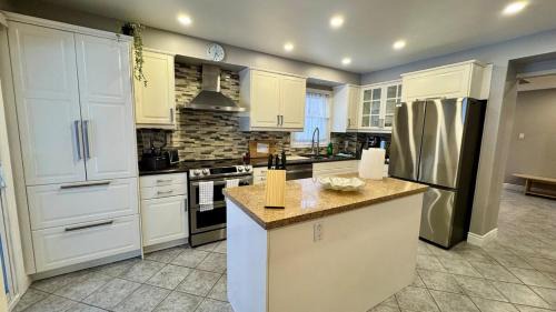 Luxury Modern Retreat with Sauna & Modern Amenities
