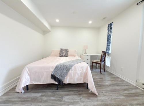 Cozy room with private bath near Don Mills Subway