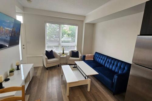Modern 2BR Townhouse w Patio & Free Parking Family & Work Stays