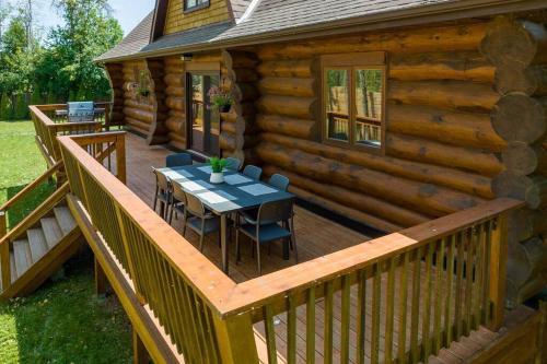 Unique Log House by the Lake, Retreat with Spa Amenities near Presque'ile Provincial Park